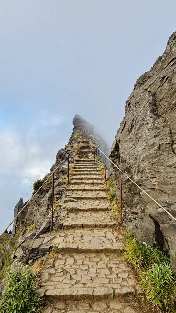 Steintreppe auf Madeira, die sich in den Wolken verliert