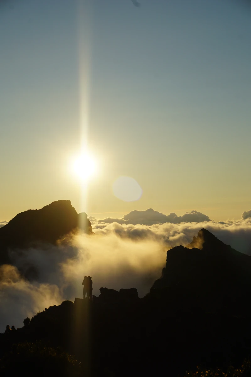 Sonnenuntergang über Berggipfeln und Wolken