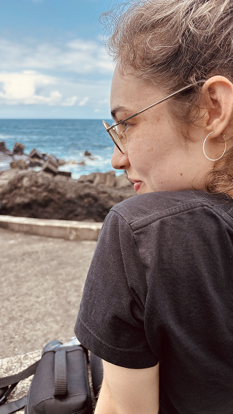 Nadine im Profil vor dem Meer auf Madeira